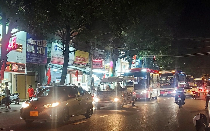 Mời nam du khách quốc tế chạy xe mô tô ở Phú Quốc không đội mũ bảo hiểm, buông tay lái lên làm việc - Ảnh 2.