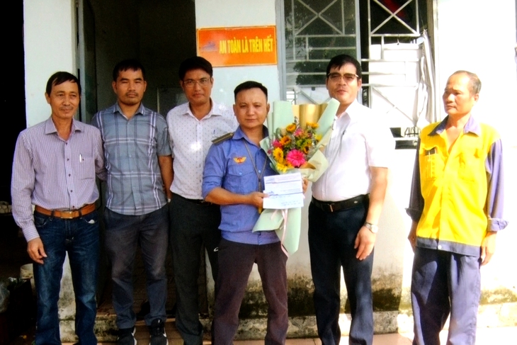 Bạn đọc khâm phục người hùng gác chắn dũng cảm cứu người trước mũi tàu - Ảnh 1.