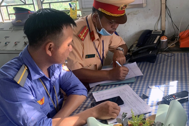 Bạn đọc khâm phục người hùng gác chắn dũng cảm cứu người trước mũi tàu - Ảnh 2.