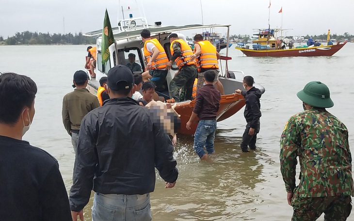 Lật tàu du lịch ở Cửa Đại: Thuyền trưởng lái tàu quay vòng không giảm tốc độ đến mức an toàn - Ảnh 5.