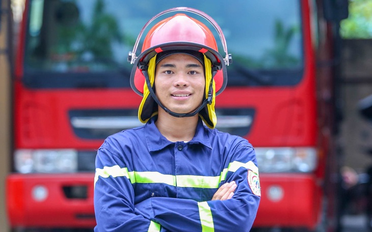 Tặng huy hiệu Tuổi Trẻ dũng cảm cho anh lính vượt lũ, bảo vệ hơn 100 học sinh