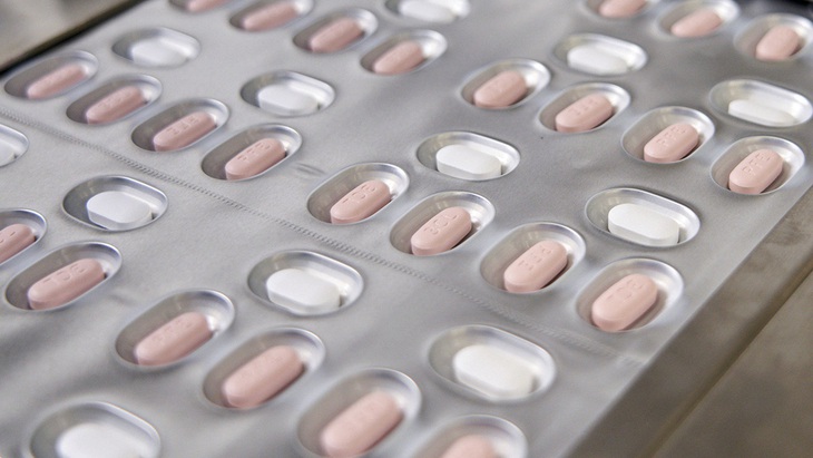 FDA Mỹ cho phép dược sĩ kê đơn thuốc điều trị COVID-19 của Pfizer - Ảnh 1.