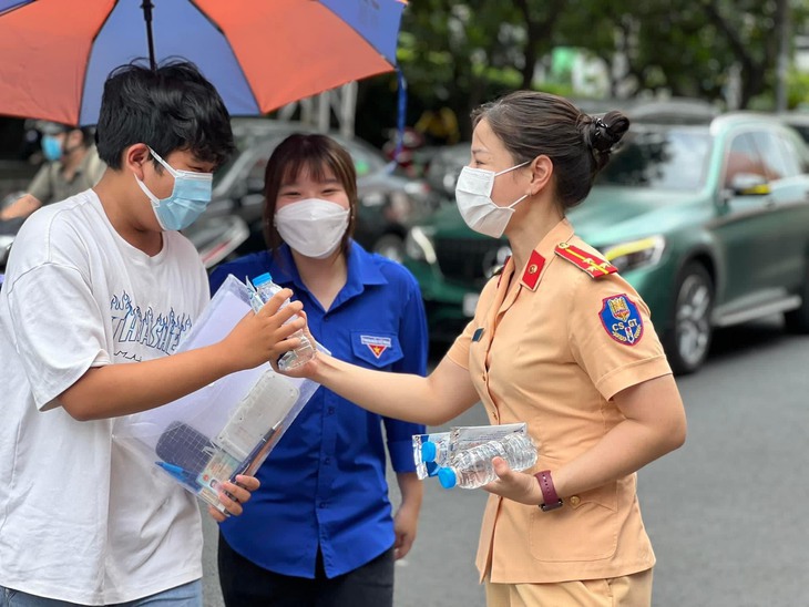 Cán bộ coi thi gặp tai nạn trên đường được CSGT chở đến điểm thi - Ảnh 2.