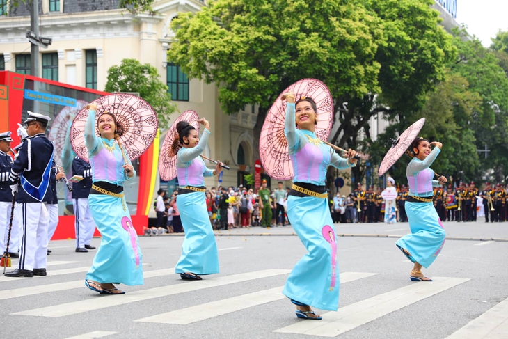 Ấn tượng Nhạc hội Cảnh sát các nước ASEAN+ 2022 tại phố đi bộ hồ Gươm - Ảnh 1.