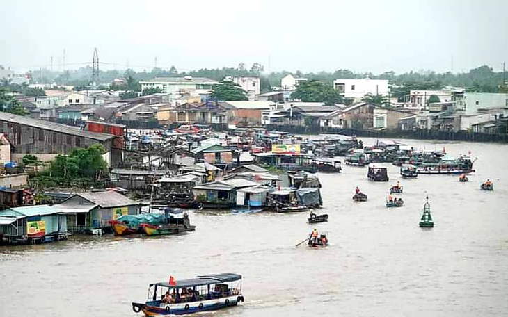 Ghe tàu tấp nập trên sông phục vụ trái cây, bánh, hoa trong ngày hội "Văn hóa chợ nổi Cái Răng"