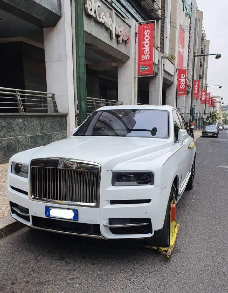 Đỗ xe trái phép, Rolls-Royce Cullinan của Ronaldo bị khóa bánh - Ảnh 2.