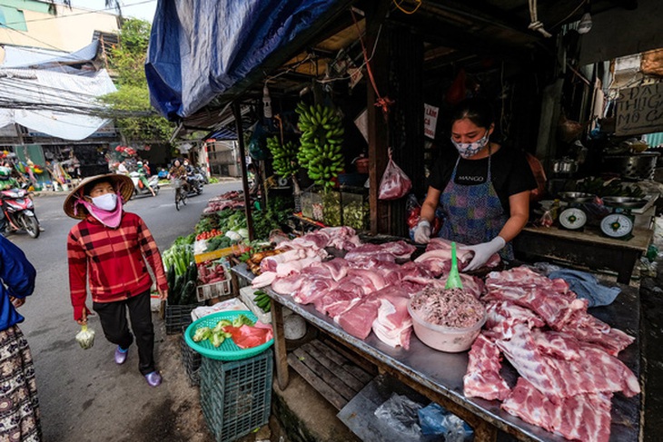 Nhu cầu tiêu thụ thấp, giá thịt heo chìm sâu dưới đáy - Ảnh 1.