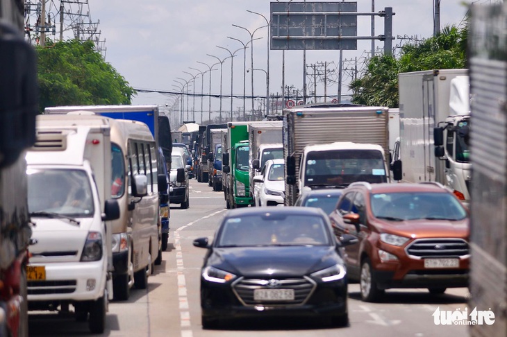 Quốc lộ 1 ùn 7km, trạm thu phí An Sương phải mở thêm làn thu tiền mặt - Ảnh 3.