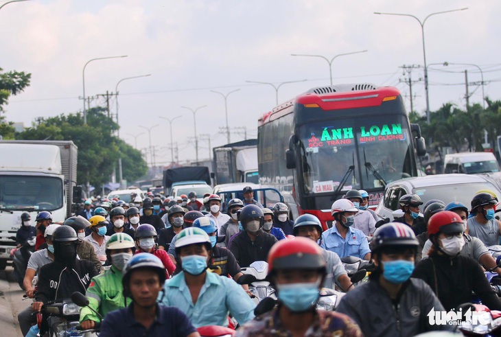 Quốc lộ 1 ùn 7km, trạm thu phí An Sương phải mở thêm làn thu tiền mặt - Ảnh 6.