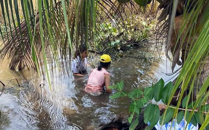 Mẹ khóc ngất tìm kiếm bé trai 3 tuổi mất tích trước phòng trọ