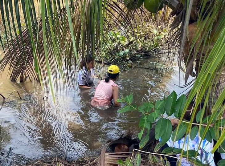 Mẹ khóc ngất tìm kiếm bé trai 3 tuổi mất tích trước phòng trọ - Ảnh 1.