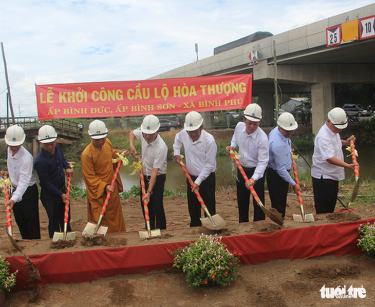 Nguyên Phó thủ tướng Trương Hòa Bình tặng quà cho học sinh nghèo ở Tiền Giang - Ảnh 2.