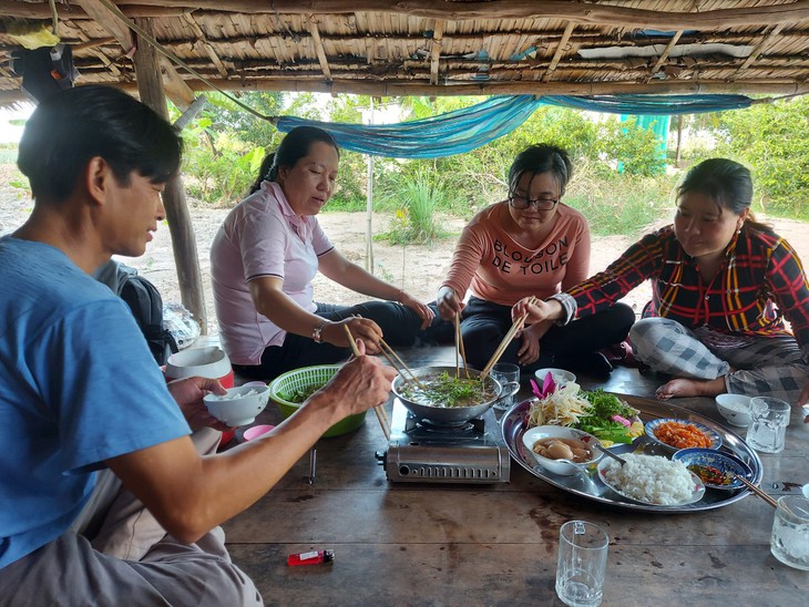 Đọt choại nhúng lẩu mắm cá đồng hao cơm phải biết - Ảnh 6.