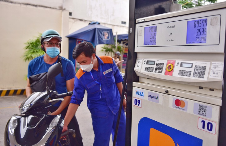 Giá xăng giảm thêm 900 đồng/lít - Ảnh 1. Giá xăng giảm thêm 900 đồng/lít - Ảnh 1.