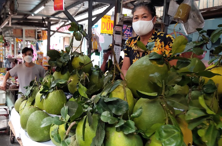 Hoa trái trước lễ Vu lan đắt hàng, giá hoa cúc, lay ơn... tăng cao - Ảnh 2.