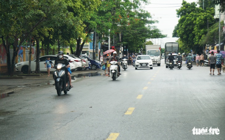 Áp thấp nhiệt đới đi sâu vào đất liền các tỉnh Bắc Bộ, Hà Nội mưa to - Ảnh 3.