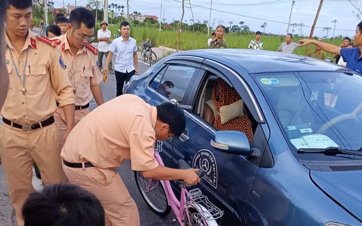 Thầy giáo ngồi uống nước, học viên tập lái tông chết bé gái 3 tuổi