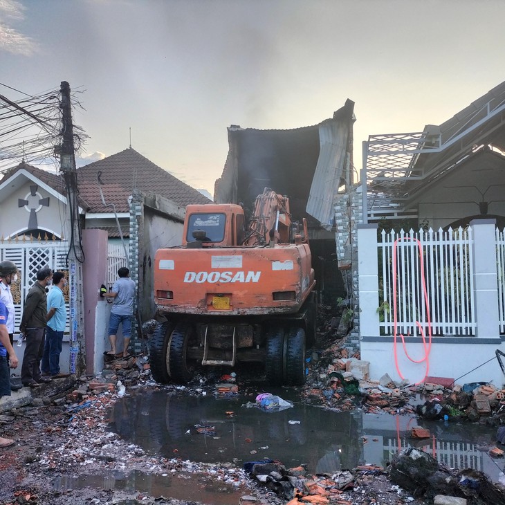 Cháy nhà trong khu dân cư, mới cứu được 1 người, chưa tìm thấy 3 mẹ con - Ảnh 1.