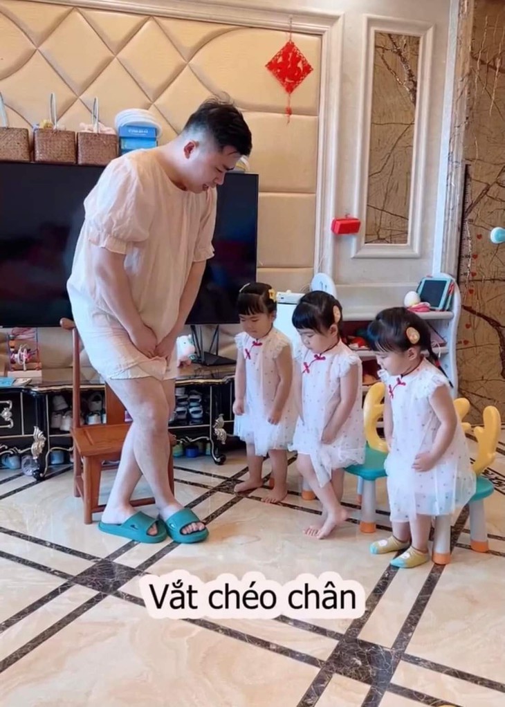 Bố dạy 3 con gái cách ngồi chuẩn dáng công chúa - Ảnh 4.