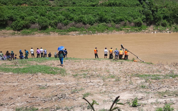 Lật thuyền chở 5 người, mới tìm thấy thi thể 1 cháu nhỏ, còn 4 người mất tích