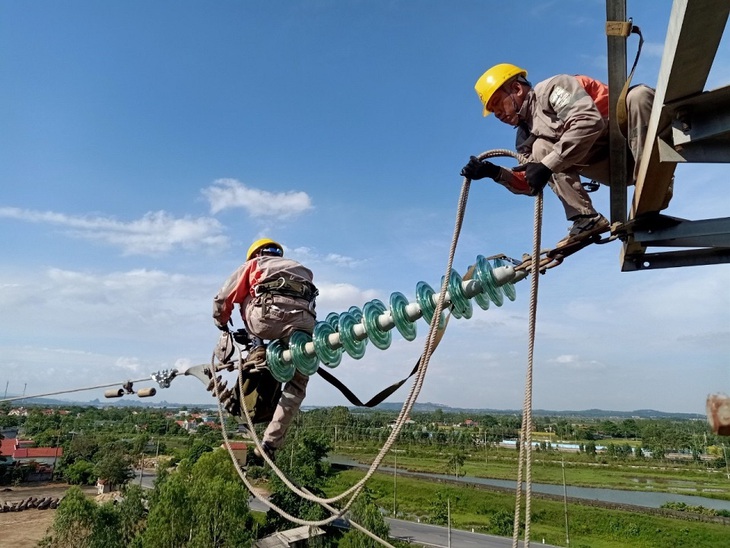 EVNNPC đảm bảo cấp điện an toàn mùa mưa bão - Ảnh 2.