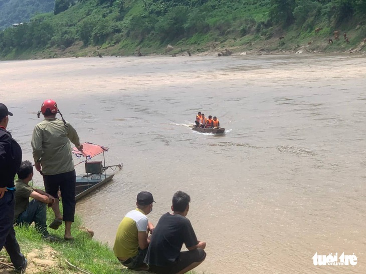 Xuyên đêm tìm kiếm 4 người mất tích do lật thuyền, tìm thấy thêm 1 thi thể - Ảnh 1.