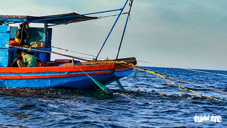 Yêu cầu ngăn chặn tình trạng đánh bắt tận diệt thủy sản - Ảnh 1.