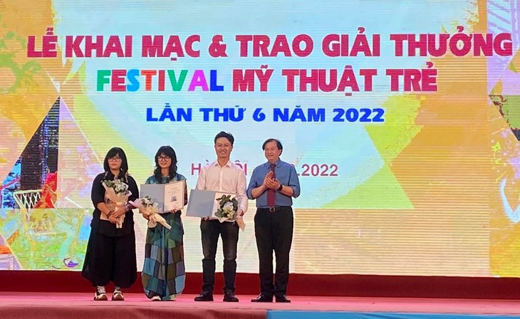 Festival mỹ thuật trẻ 2022: Những nghệ sĩ trẻ đang rất già - Ảnh 1.