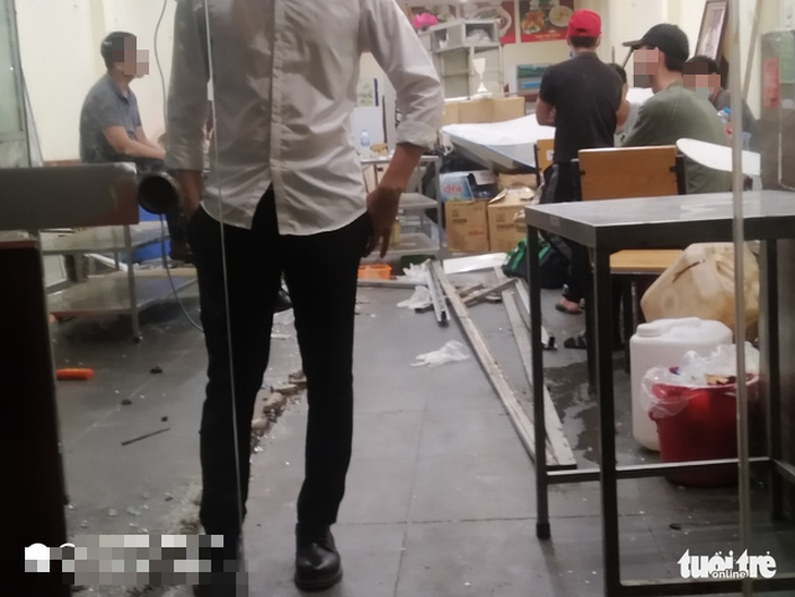 ‘Đội quân’ ba gác phía chủ nhà uy hiếp người thuê nhà khi hai bên mâu thuẫn - Ảnh 2. ‘Đội quân’ ba gác phía chủ nhà uy hiếp người thuê nhà khi hai bên mâu thuẫn - Ảnh 2.