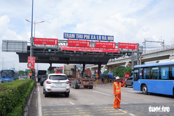 Ngày thứ 2 thu phí không dừng tại TP.HCM: Các trạm ổn định, cao tốc ùn nhẹ - Ảnh 4.