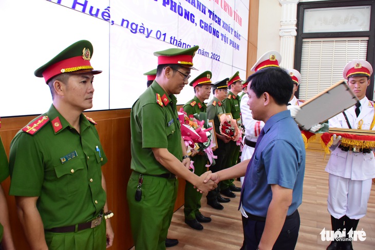 Vụ cướp tiệm vàng ở chợ Đông Ba: Khen thưởng công an phá án - Ảnh 1.