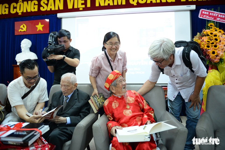 Hai sử gia trăm tuổi Nguyễn Đình Đầu, Nguyễn Đình Tư và cuộc trò chuyện có một không hai - Ảnh 9.