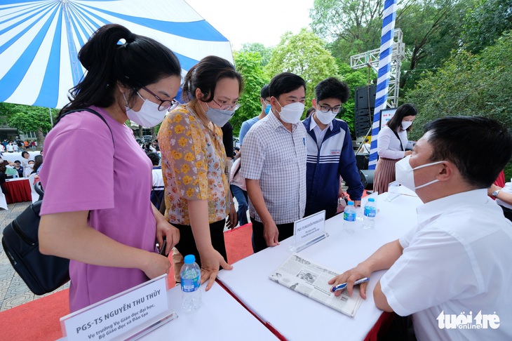 Hơn 325.000 thí sinh bỏ xét tuyển đại học do học phí cao? - Ảnh 1.