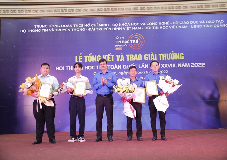 Trao 5 giải nhất Hội thi tin học trẻ toàn quốc lần thứ 28 - Ảnh 2.