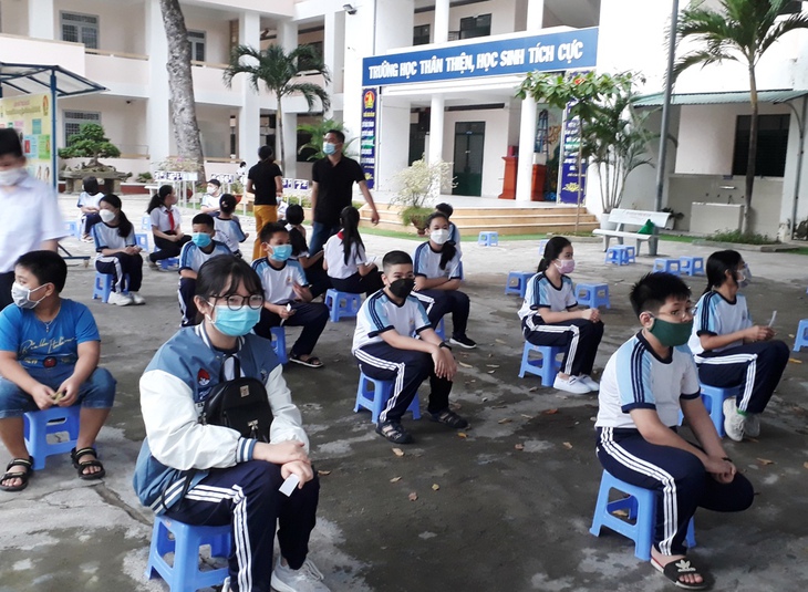 Trường thông báo học sinh chưa tiêm vắc xin COVID-19 phải học online, sở GD-ĐT nói gì? - Ảnh 1.