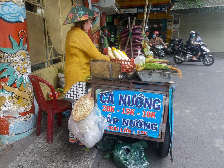 Cà tím nướng mỡ hành vỉa hè ngon nức nở - Ảnh 4.