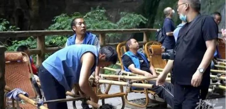 Ngồi kiệu lên núi, KOL Trung Quốc bị dân mạng chửi te tua - Ảnh 2. Ngồi kiệu lên núi, KOL Trung Quốc bị dân mạng chửi te tua - Ảnh 2.