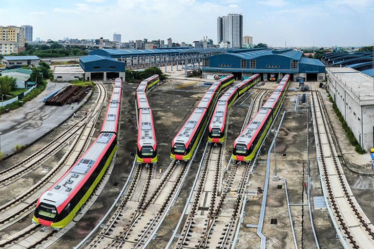 Rào chắn một đoạn đường Trần Hưng Đạo để thi công ga ngầm metro ở Hà Nội - Ảnh 1.