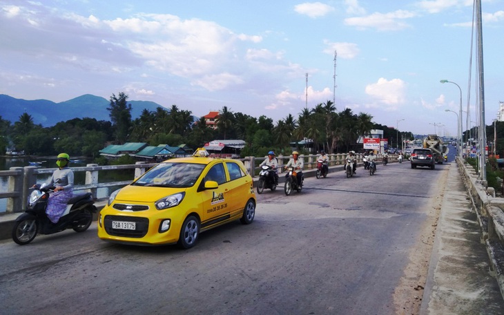 Cảnh cáo Ban thường vụ Huyện ủy Cam Lâm, cách chức nhiều cán bộ liên quan làm đường tách thửa