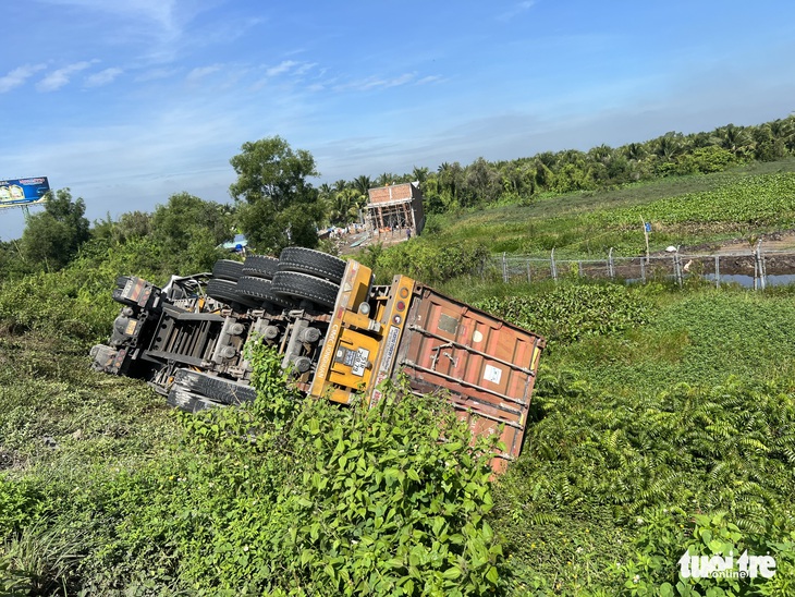 Xe container lật trên đường cao tốc TP.HCM - Trung Lương - Ảnh 1.