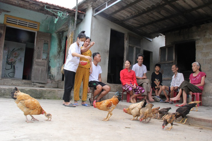 Cha mẹ gần 90 tuổi mắt vẫn sáng, 4 người con đều bị mù từ tuổi đôi mươi - Ảnh 1.