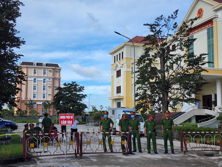 Tòa Long An xét xử tiếp vụ ‘thiếu gia’ Tiền Giang cho người bắn chết đối thủ - Ảnh 2.