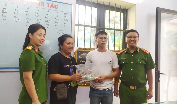 Gom góp hơn trăm triệu chưa kịp trả nợ thì đánh rơi, may gặp anh thanh niên tốt bụng nhặt được - Ảnh 1. Gom góp hơn trăm triệu chưa kịp trả nợ thì đánh rơi, may gặp anh thanh niên tốt bụng nhặt được - Ảnh 1.