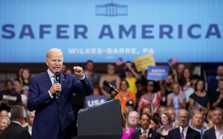 Ông Biden gọi những người chỉ trích FBI vì khám nhà ông Trump là 