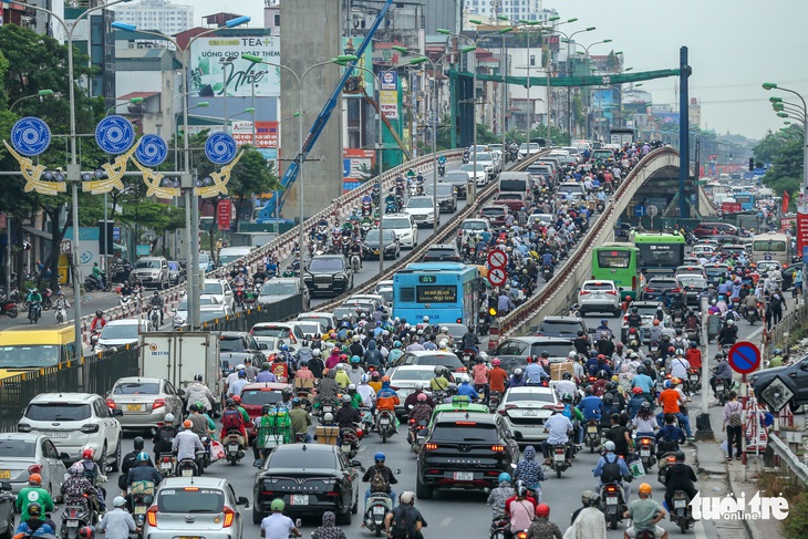 Nhiều tuyến đường Hà Nội ùn ứ kéo dài do người dân rủ nhau về quê - Ảnh 3.