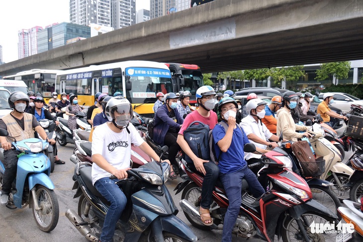 Nhiều tuyến đường Hà Nội ùn ứ kéo dài do người dân rủ nhau về quê - Ảnh 8.