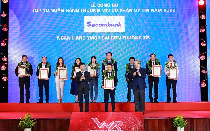 Sacombank nhận 2 giải thưởng từ Vietnam Report