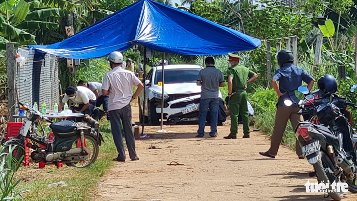 Vụ ôtô tông xe máy làm 2 người chết: Sau tiếng ầm, 3 người nằm lăn lóc dưới đường - Ảnh 2.