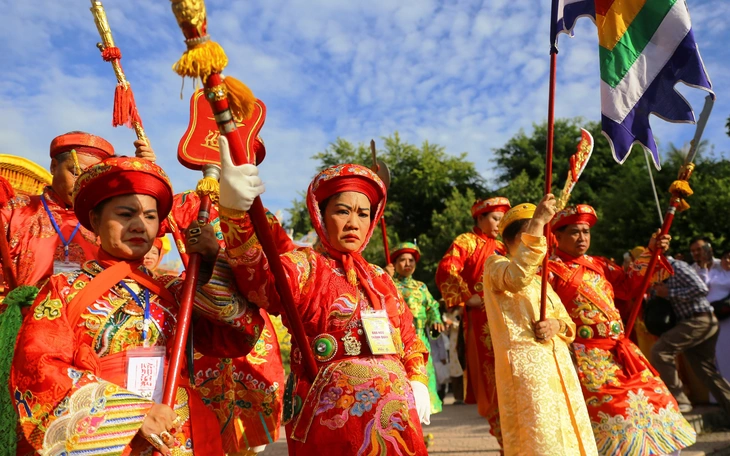 Du khách làm rơi lắc vàng ở lễ hội điện Huệ Nam - Ảnh 2.