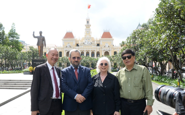 Cựu thủ tướng Israel thăm các di tích ở Sài Gòn